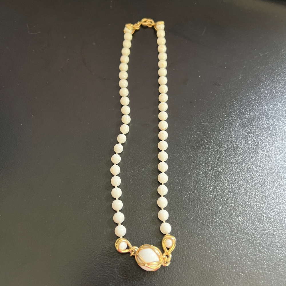 Vintage Womens Beaded Necklace‎ White Plastic Gold Tone Wire Wrapped Elegant